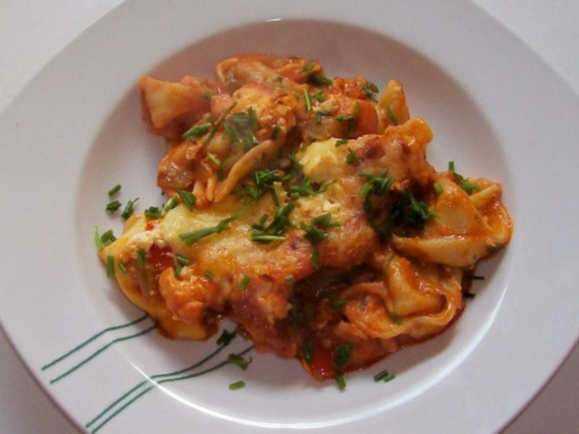 Schneller Tortelliniauflauf mit Lachs und Paprika-Tomatensoße - Rezept ...