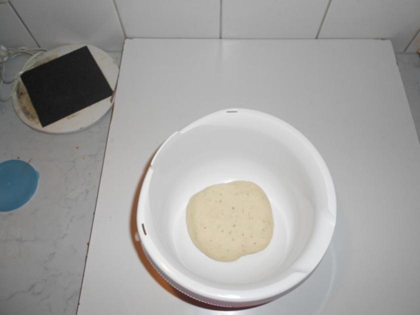 Pizzateig für ein Blech oder 2 runde Pizzen - einfach - 227 kcal/100g