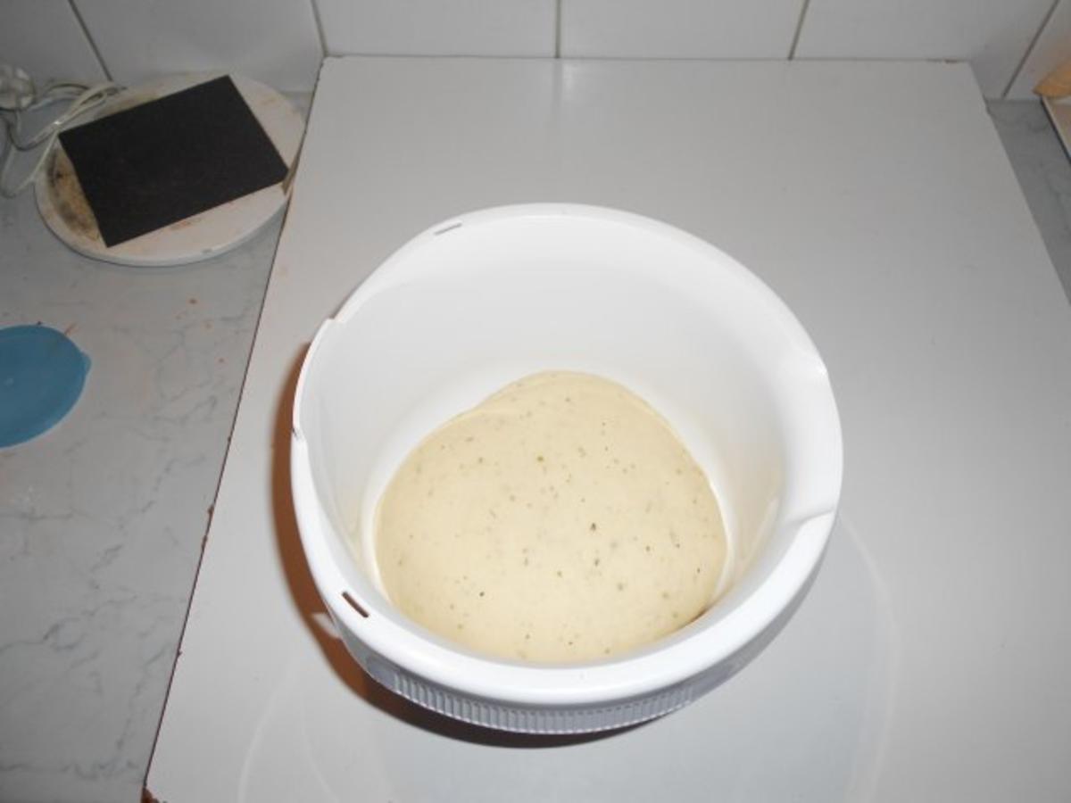 Pizzateig für ein Blech oder 2 runde Pizzen - einfach - 227 kcal/100g
