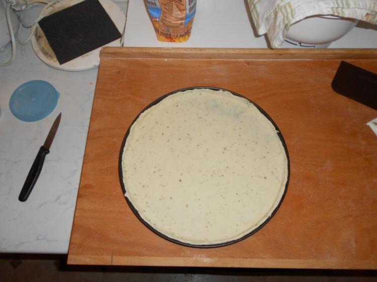 Pizzateig für ein Blech oder 2 runde Pizzen - einfach - 227 kcal/100g