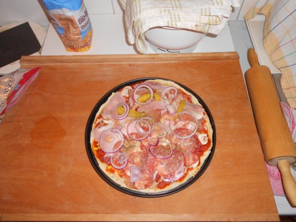 Pizzateig für ein Blech oder 2 runde Pizzen - Rezept - Bild Nr. 8