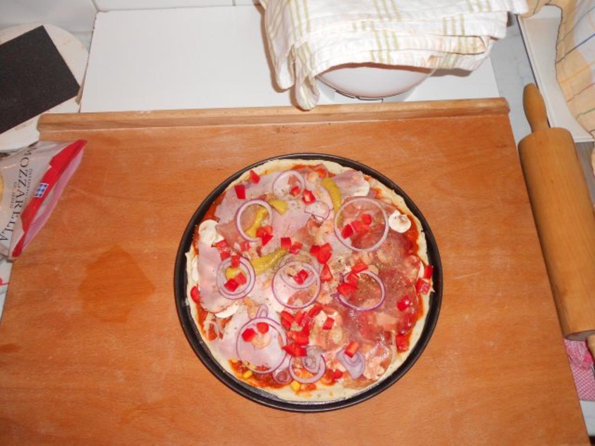 Pizzateig für ein Blech oder 2 runde Pizzen - Rezept - Bild Nr. 9