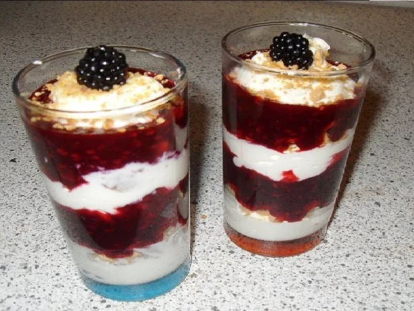 Quark-Brombeer-Dessert - Rezept