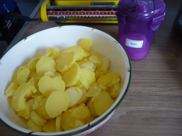 Rezept: Salate : Kartoffelsalat mit Weißwurst Bild Nr. 5 Salate : Kartoffelsalat mit Weißwurst - Rezept - Bild Nr. 5