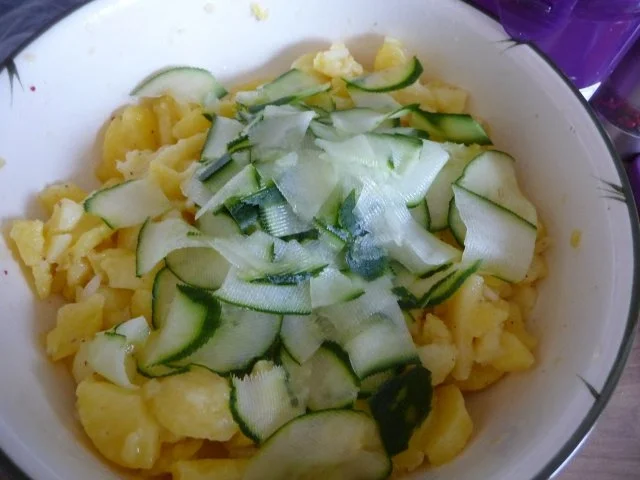 Rezept: Salate : Kartoffelsalat mit Weißwurst Bild Nr. 8 Salate : Kartoffelsalat mit Weißwurst - Rezept - Bild Nr. 8