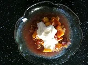 Zwetschgen-Cantuccini-Crumble mit Vanille-Creme fraiche - Rezept