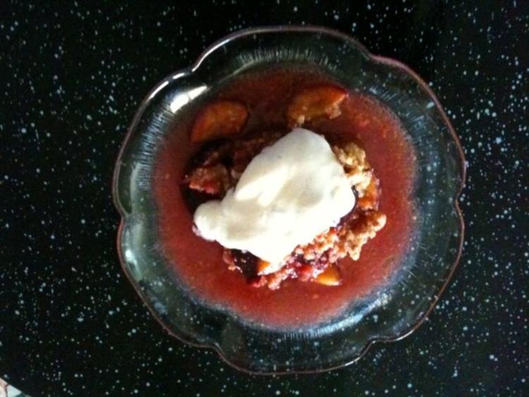 Zwetschgen Cantuccini Crumble mit Vanille Creme fraiche - einfach - 249 ...