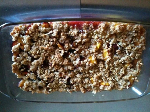 Rezept: Zwetschgen-Cantuccini-Crumble mit Vanille-Creme fraiche Bild Nr. 2 Zwetschgen-Cantuccini-Crumble mit Vanille-Creme fraiche - Rezept - Bild Nr. 2