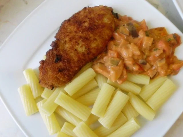 Mediterranes, scharfes Auberginegemüse mit Tortiglioni und Putenschnitzel - Rezept