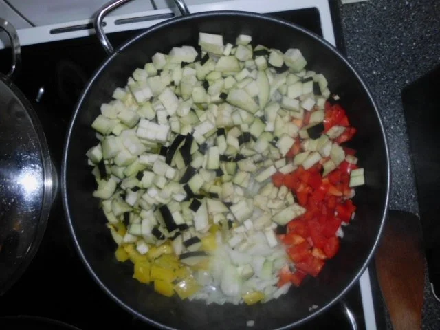 Mediterranes, scharfes Auberginegemüse mit Tortiglioni und Putenschnitzel - Rezept - Bild Nr. 4