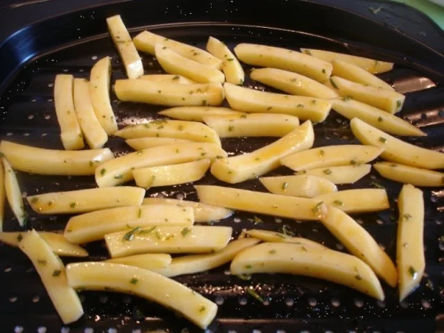 Steaks mit Zwiebelhaube, Rosmarin Pommes frites und Pfifferlingen mit Champignons - Rezept - Bild Nr. 8