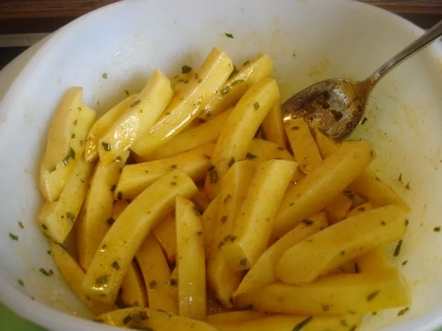 Steaks mit Zwiebelhaube, Rosmarin Pommes frites und Pfifferlingen mit Champignons - Rezept - Bild Nr. 7