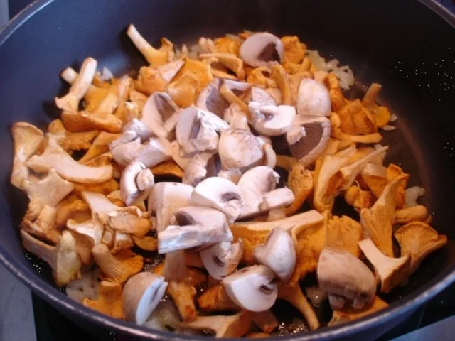 Steaks mit Zwiebelhaube, Rosmarin Pommes frites und Pfifferlingen mit Champignons - Rezept - Bild Nr. 11
