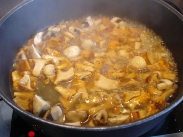 Steaks mit Zwiebelhaube, Rosmarin Pommes frites und Pfifferlingen mit Champignons - Rezept - Bild Nr. 12