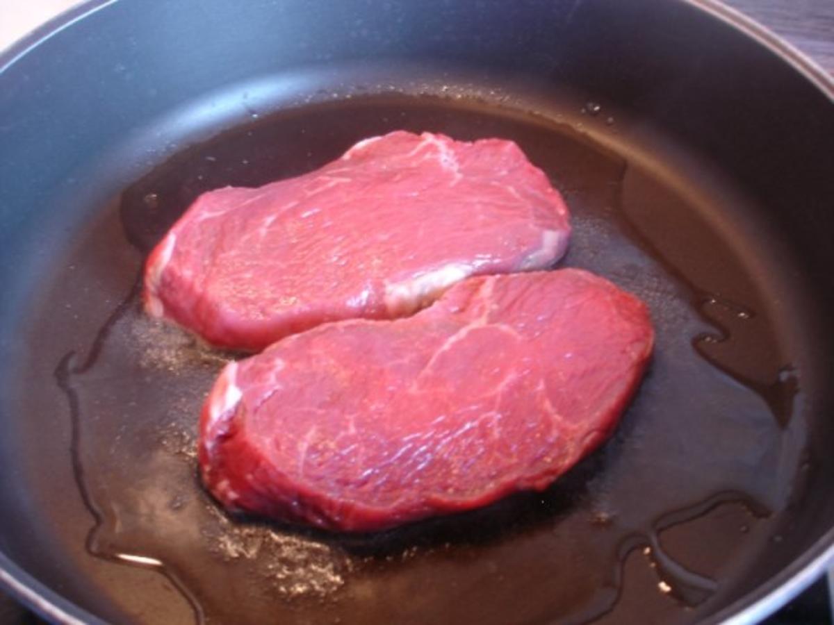 Steaks mit Zwiebelhaube, Rosmarin Pommes frites und Pfifferlingen mit Champignons - Rezept - Bild Nr. 16