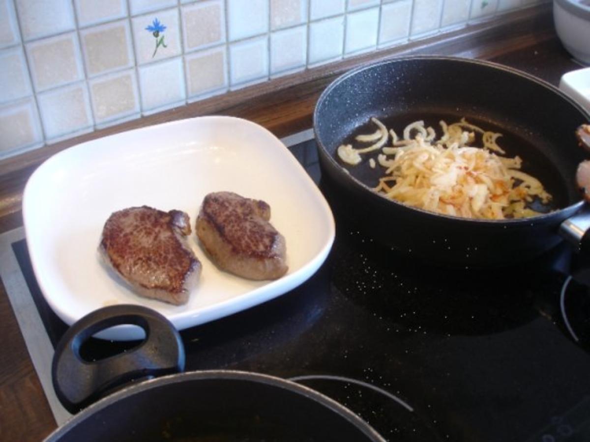 Steaks mit Zwiebelhaube, Rosmarin Pommes frites und Pfifferlingen mit Champignons - Rezept - Bild Nr. 17