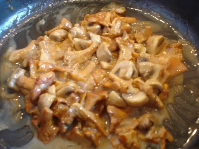 Steaks mit Zwiebelhaube, Rosmarin Pommes frites und Pfifferlingen mit Champignons - Rezept - Bild Nr. 14