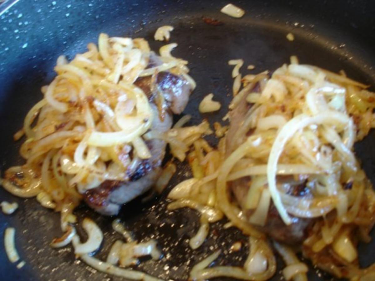 Steaks mit Zwiebelhaube, Rosmarin Pommes frites und Pfifferlingen mit Champignons - Rezept - Bild Nr. 18