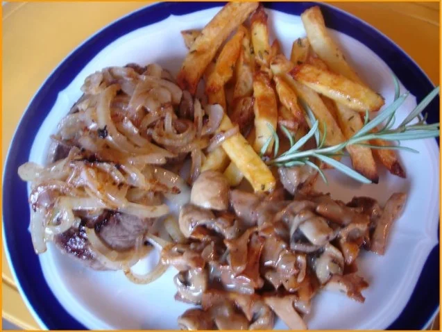 Steaks mit Zwiebelhaube, Rosmarin Pommes frites und Pfifferlingen mit Champignons - Rezept