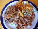 Steaks mit Zwiebelhaube, Rosmarin Pommes frites und Pfifferlingen mit Champignons - Rezept