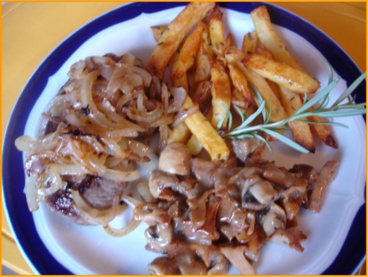 Steaks mit Zwiebelhaube, Rosmarin Pommes frites und Pfifferlingen mit ...