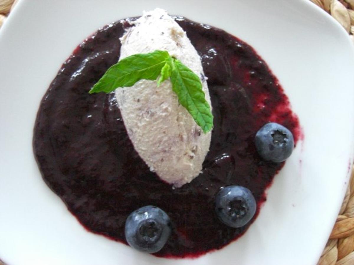 Heidelbeermousse auf Fruchtspiegel - schnell &amp; einfach - von Zinimini