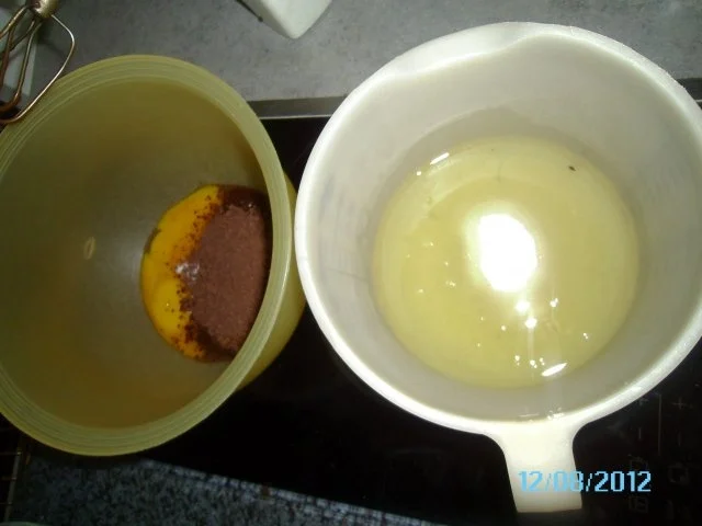 Rezept: Nuss-Schoko-Roulade Bild Nr. 4 Nuss-Schoko-Roulade - Rezept - Bild Nr. 4