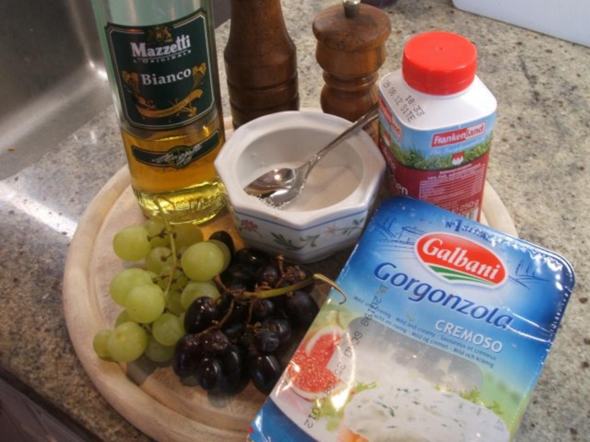 Käse: Gorgonzola-Halbgefrorenes mit Traubensalat - Rezept - Bild Nr. 2