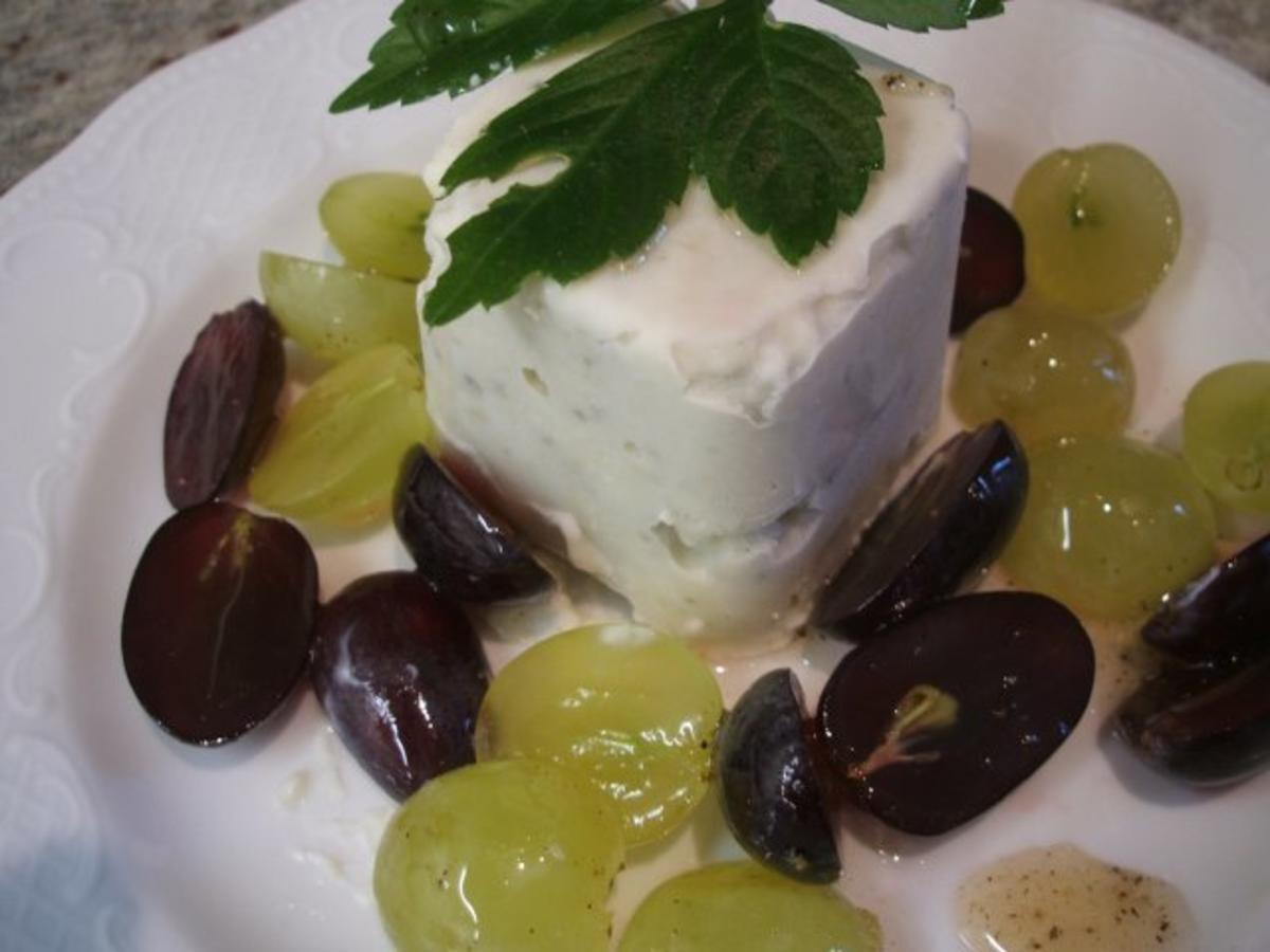 Käse: Gorgonzola-Halbgefrorenes mit Traubensalat - Rezept