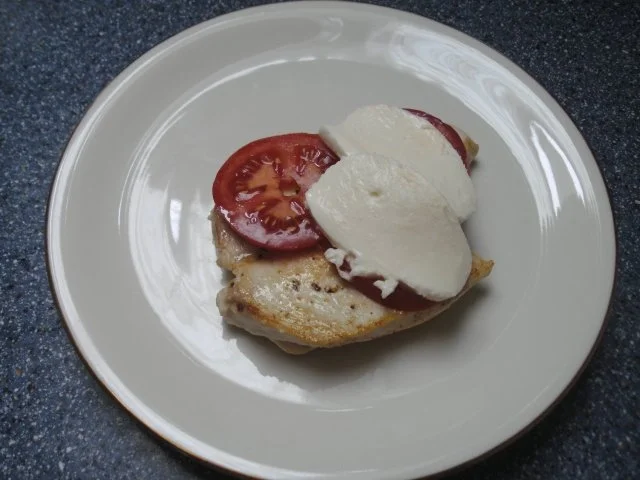 Rezept: Hähnchenbrust mit Tomate und Mozarella Bild Nr. 2 Hähnchenbrust mit Tomate und Mozarella - Rezept - Bild Nr. 2