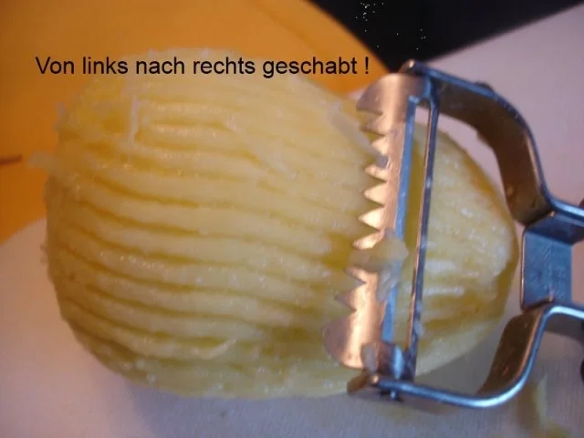 Rezept: Rosmarin-Kartoffelblüten mit Sülze Bild Nr. 4 Rosmarin-Kartoffelblüten mit Sülze - Rezept - Bild Nr. 4