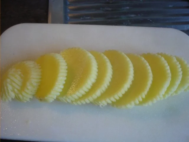 Rezept: Rosmarin-Kartoffelblüten mit Sülze Bild Nr. 5 Rosmarin-Kartoffelblüten mit Sülze - Rezept - Bild Nr. 5