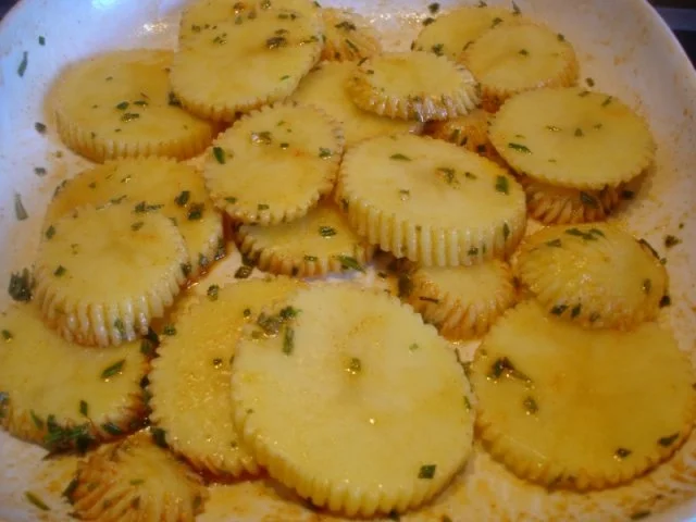 Rezept: Rosmarin-Kartoffelblüten mit Sülze Bild Nr. 7 Rosmarin-Kartoffelblüten mit Sülze - Rezept - Bild Nr. 7