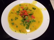 Suppe: Kürbis-Karotten-Suppe mit mediterranen Buttergemüse - Rezept