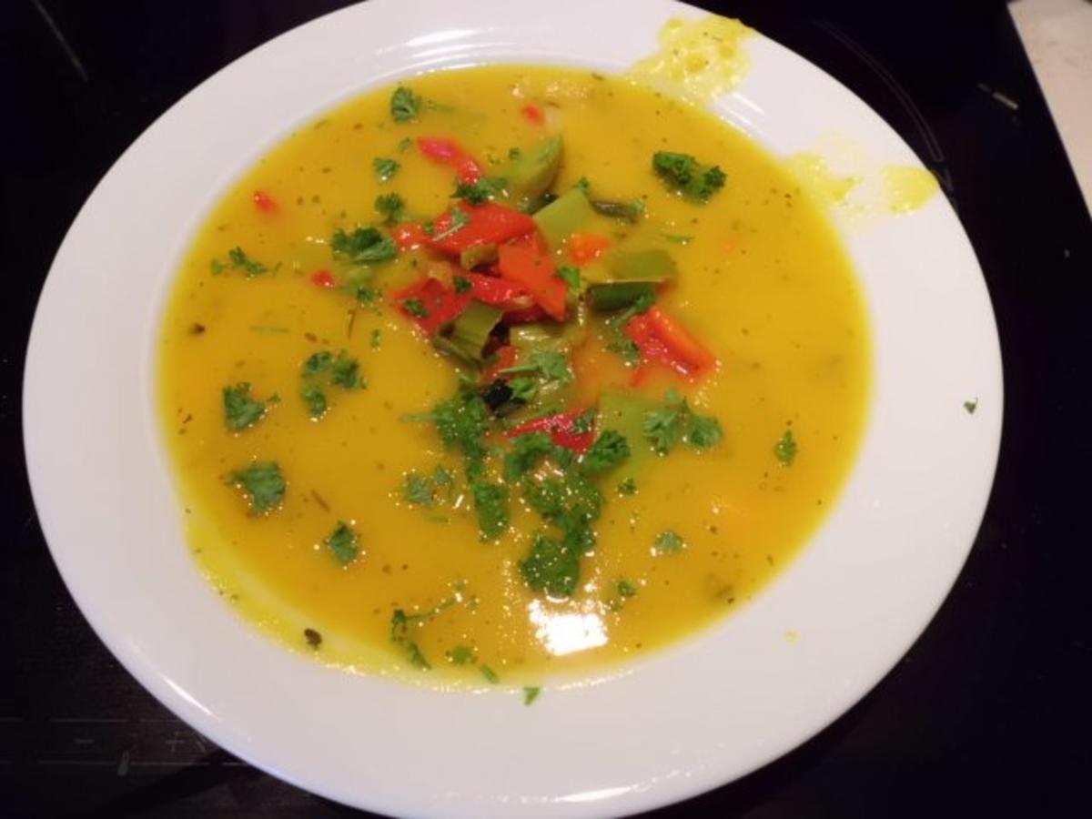 Bilder für Suppe: Kürbis-Karotten-Suppe mit mediterranen Buttergemüse - Rezept