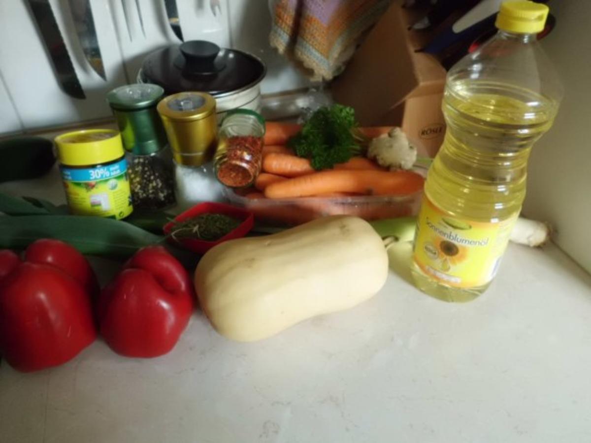 Suppe: Kürbis-Karotten-Suppe mit mediterranen Buttergemüse - Rezept - Bild Nr. 2