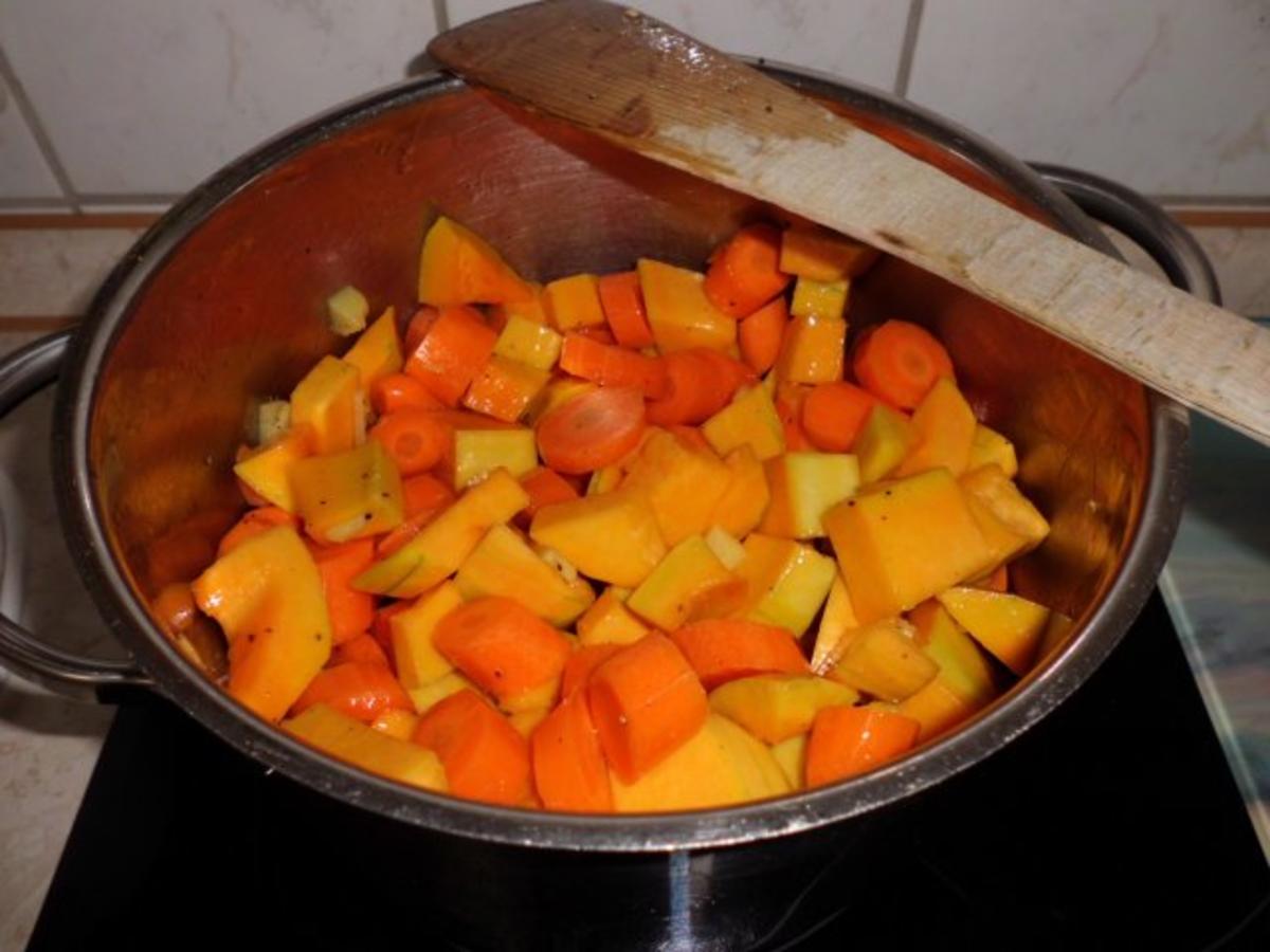 Suppe: Kürbis-Karotten-Suppe mit mediterranen Buttergemüse - Rezept - Bild Nr. 3