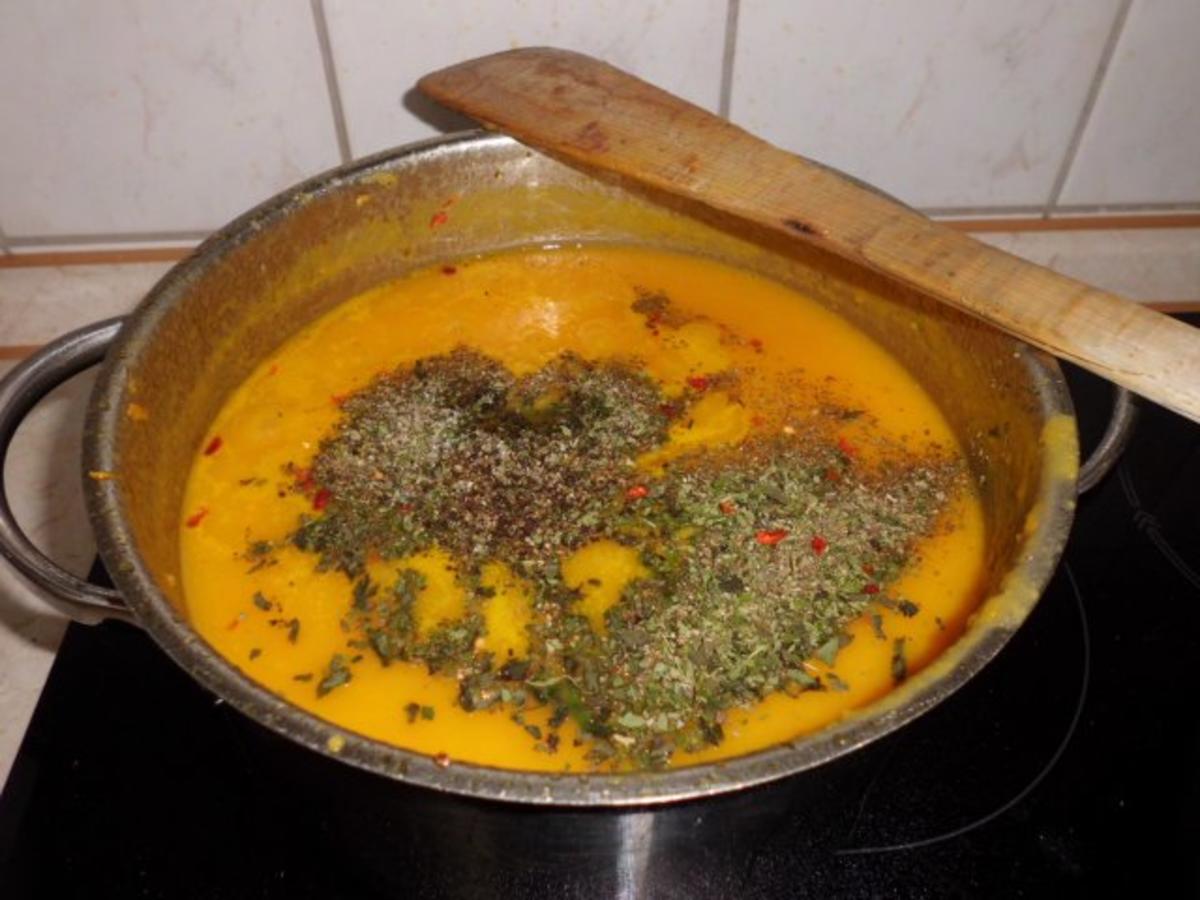Suppe: Kürbis-Karotten-Suppe mit mediterranen Buttergemüse - Rezept - Bild Nr. 4
