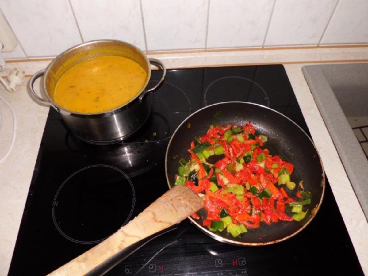 Suppe: Kürbis-Karotten-Suppe mit mediterranen Buttergemüse - Rezept - Bild Nr. 6
