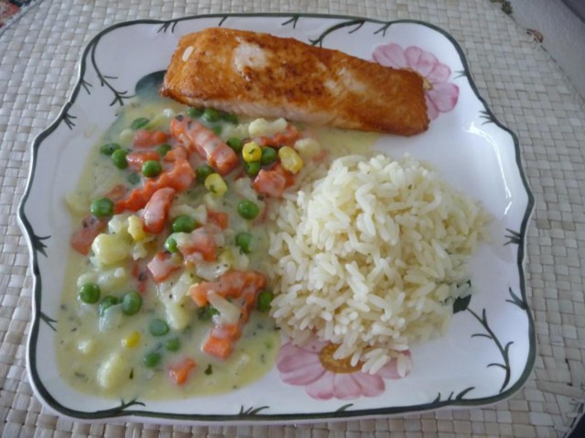 Fisch : Gebratenen Lachsfilet an Reis und Gemüse - Rezept - kochbar.de