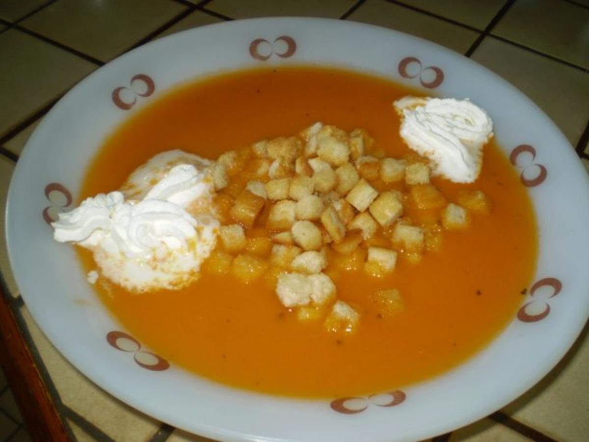 Bilder für Tomatensuppe mit gerösteten Brotwürfeln - Rezept