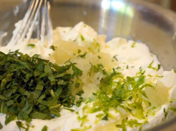 Rezept: Zucchinischeiben in Käsepanade mit Minz-Dip Bild Nr. 4 Zucchinischeiben in Käsepanade mit Minz-Dip - Rezept - Bild Nr. 4