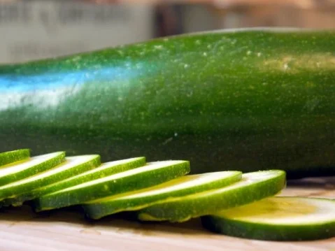 Rezept: Zucchinischeiben in Käsepanade mit Minz-Dip Bild Nr. 6 Zucchinischeiben in Käsepanade mit Minz-Dip - Rezept - Bild Nr. 6