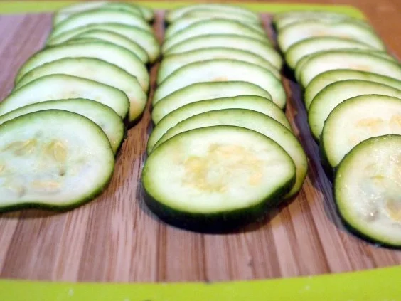 Rezept: Zucchinischeiben in Käsepanade mit Minz-Dip Bild Nr. 8 Zucchinischeiben in Käsepanade mit Minz-Dip - Rezept - Bild Nr. 8