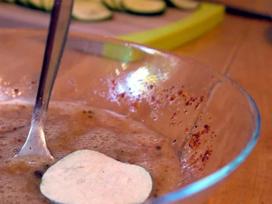 Rezept: Zucchinischeiben in Käsepanade mit Minz-Dip Bild Nr. 11 Zucchinischeiben in Käsepanade mit Minz-Dip - Rezept - Bild Nr. 11