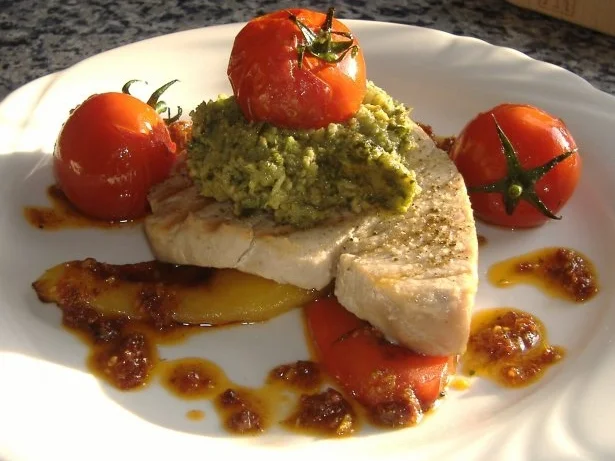 Gegrillter Thunfisch mit Basilikumpüree - Rezept