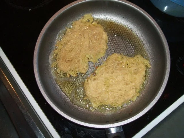 Rezept: Kartoffelkrustchen mit Käse und Wildpreiselbeeren Kartoffelkrustchen mit Käse und Wildpreiselbeeren - Rezept