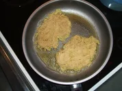 Rezept: Kartoffelkrustchen mit Käse und Wildpreiselbeeren Kartoffelkrustchen mit Käse und Wildpreiselbeeren - Rezept