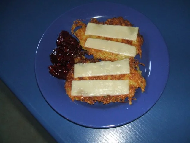 Rezept: Kartoffelkrustchen mit Käse und Wildpreiselbeeren Bild Nr. 2 Kartoffelkrustchen mit Käse und Wildpreiselbeeren - Rezept - Bild Nr. 2