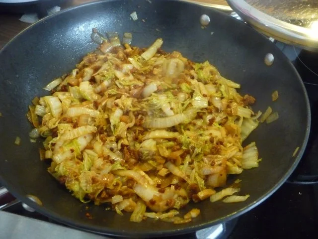 Fleischlos : Krautpfanne mit Salzkartoffeln und Kohlrabi - Rezept - Bild Nr. 11